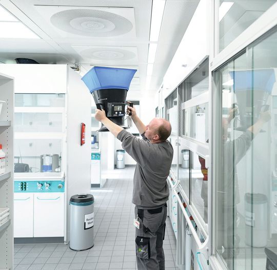 Abb.1: Die Überprüfung von Raumluftanalagen im EMBL darf nur von speziell geschulten Mitarbeitern durchgeführt werden. Abb.1: Die Überprüfung von Raumluftanalagen im EMBL darf nur von speziell geschulten Mitarbeitern durchgeführt werden.