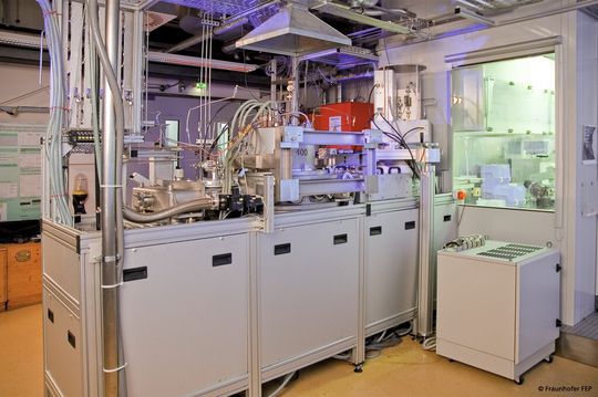 Mit dieser Anlage können Fraunhofer-Forscher piezoelektrische AlN-Schichten für Low-Power-Sensoren wirtschaftlich herstellen. Mit dieser Anlage können Fraunhofer-Forscher piezoelektrische AlN-Schichten für Low-Power-Sensoren wirtschaftlich herstellen.