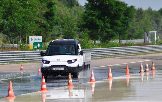 StreetScooter bei der Bremsmessung auf der ABS-Strecke im DEKRA Automobil Test Center in Klettwitz.