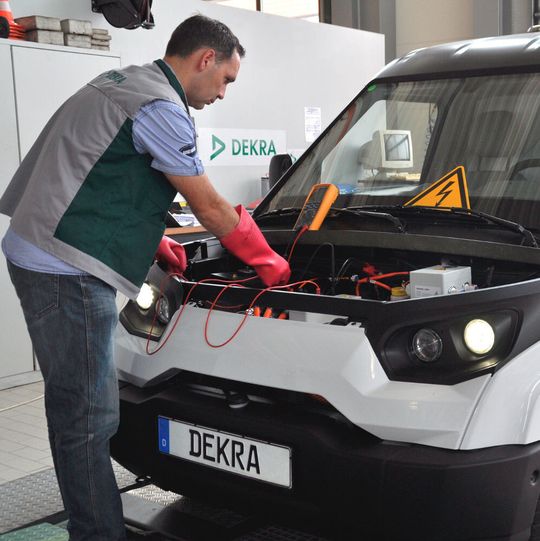 Dekra Experte Tassilo Sagawe überprüft die elektrische Sicherheit des StreetScooter.