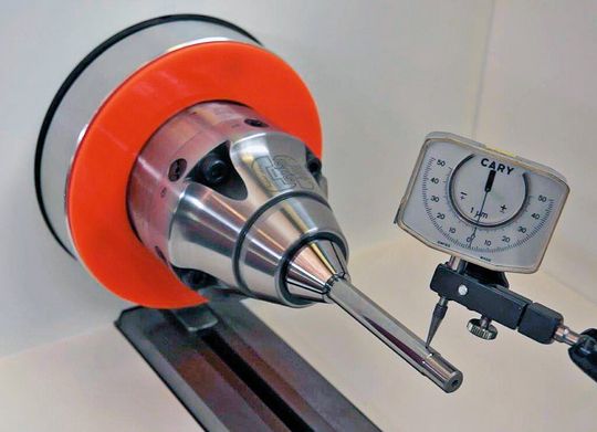Mit dem neu entwickelten Spannsystem Schaublin SRS (Schaublin Rundlauf-Regel-System) ist es möglich, Rundlaufgenauigkeiten im Mikrometerbereich einzustellen. Mit dem neu entwickelten Spannsystem Schaublin SRS (Schaublin Rundlauf-Regel-System) ist es möglich, Rundlaufgenauigkeiten im Mikrometerbereich einzustellen.