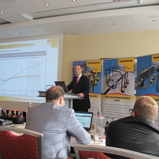 Turck-Geschäftsführer Christian Wolf gibt auf der Pressekonferenz Einblick in die Strategie und Entwicklung des Automatisierungsunternehmens. Turck-Geschäftsführer Christian Wolf gibt auf der Pressekonferenz Einblick in die Strategie und Entwicklung des Automatisierungsunternehmens.