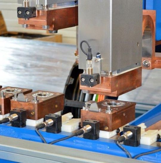 Ideal verfolgt damit auch weiterhin das Konzept der „grünen Schweißmaschine“ und zeigt dies auf der Euroblech 2014. Energieeinsparung sei auch hier möglich und werde aktiv in den Entwicklungen berücksichtigt. Ideal verfolgt damit auch weiterhin das Konzept der „grünen Schweißmaschine“ und zeigt dies auf der Euroblech 2014. Energieeinsparung sei auch hier möglich und werde aktiv in den Entwicklungen berücksichtigt.