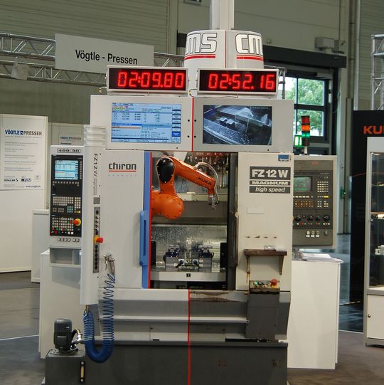 Mit alter und neuer Steuerung sowie mit Roboter und Zeitdisplay ausgestattet, zeigt diese Chiron FZ 12 W, wie durch zusätzliche Fertigungsautomatisierung die Arbeit beschleunigt wird. Mit alter und neuer Steuerung sowie mit Roboter und Zeitdisplay ausgestattet, zeigt diese Chiron FZ 12 W, wie durch zusätzliche Fertigungsautomatisierung die Arbeit beschleunigt wird.