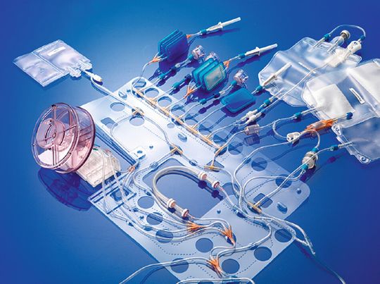 Gut vorbereitet: Die individuelle thermogeformte Trägerkarte erlaubt es, Infusionsschläuche vorab mit Anschlüssen, Filtern und Beuteln zusammenzustecken. Gut vorbereitet: Die individuelle thermogeformte Trägerkarte erlaubt es, Infusionsschläuche vorab mit Anschlüssen, Filtern und Beuteln zusammenzustecken.