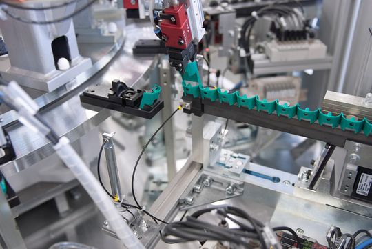 Unterschiedliche Einzelteile: Die verwendeten Materialien PET, PP und POM machen den Einsatz unterschiedlicher Werkzeuge auf unterschiedlichen Spritzgießmaschinen nötig. Unterschiedliche Einzelteile: Die verwendeten Materialien PET, PP und POM machen den Einsatz unterschiedlicher Werkzeuge auf unterschiedlichen Spritzgießmaschinen nötig.