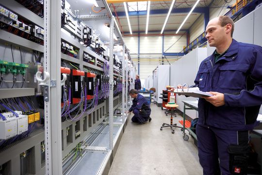 Schaltschränke: Elektrische Schalt- oder Steuerungsanlagen schützen Personen im Umfeld vor den Gefahren des elektrischen Stromes. Schaltschränke: Elektrische Schalt- oder Steuerungsanlagen schützen Personen im Umfeld vor den Gefahren des elektrischen Stromes.