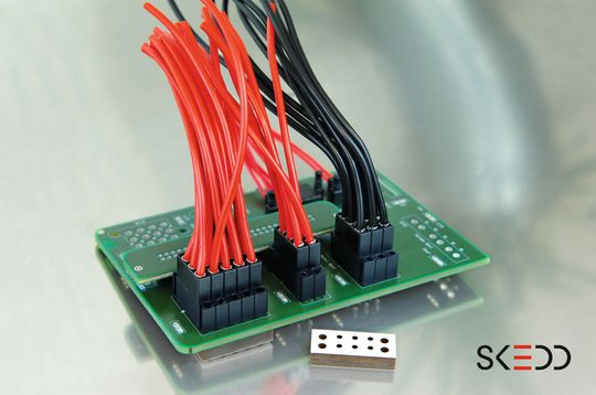 SKEDD: Ein Beispiel für eine Wire-to-Board-Verbindung mit der neuen Steckverbinder-Lösung. SKEDD: Ein Beispiel für eine Wire-to-Board-Verbindung mit der neuen Steckverbinder-Lösung.