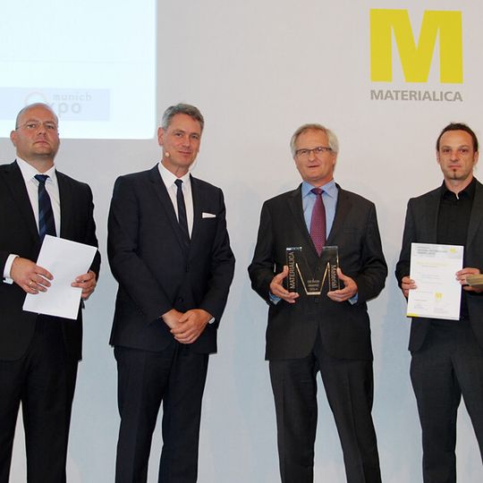 V.l.n.r.: Christian Trassl (links), Geschäftsführer und stellvertretender Bereichsleiter Kunststoffe der Neue Materialien Bayreuth, und Robert Metzger (2.v.l.), Geschäftsführer der MunichExpo Veranstaltungs GmbH, Norbert Sommer (2.v.r.), Leiter Entwicklung Türsysteme Brose Gruppe, und Michael Thienel (rechts), Projektleiter Brose Vorentwicklung Leichtbautürsysteme. V.l.n.r.: Christian Trassl (links), Geschäftsführer und stellvertretender Bereichsleiter Kunststoffe der Neue Materialien Bayreuth, und Robert Metzger (2.v.l.), Geschäftsführer der MunichExpo Veranstaltungs GmbH, Norbert Sommer (2.v.r.), Leiter Entwicklung Türsysteme Brose Gruppe, und Michael Thienel (rechts), Projektleiter Brose Vorentwicklung Leichtbautürsysteme.
