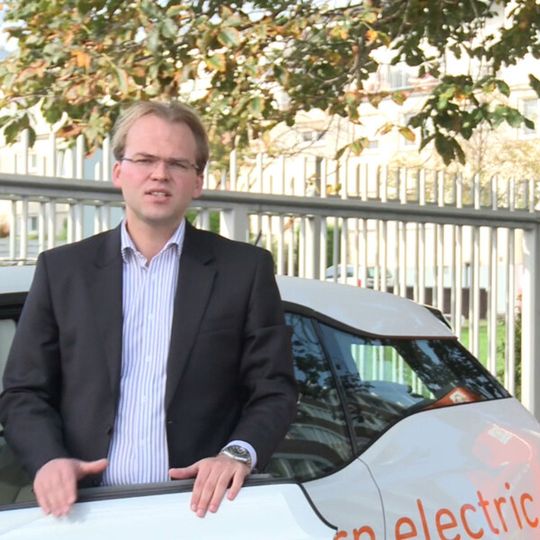 Hauke Hinrichs: „Mit unserer Datendrehscheibe e-clearing.net möchten wir die relevanten Marktakteure miteinander vernetzen, indem wir ihnen die Möglichkeit bieten, alle relevanten Daten untereinander auszutauschen. Den Elektromobilisten eröffnet dies unkompliziertes Roaming im In- und Ausland.“ Hauke Hinrichs: „Mit unserer Datendrehscheibe e-clearing.net möchten wir die relevanten Marktakteure miteinander vernetzen, indem wir ihnen die Möglichkeit bieten, alle relevanten Daten untereinander auszutauschen. Den Elektromobilisten eröffnet dies unkompliziertes Roaming im In- und Ausland.“