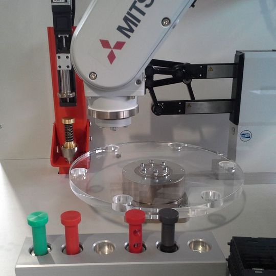 Pressure Control: Mitsubishi Electric zeigt auf der Motek eine Handlingapplikation mit Druckregelung direkt in den Servoverstärkern, mit der sich das Material der Werkstücke bestimmen lässt. Pressure Control: Mitsubishi Electric zeigt auf der Motek eine Handlingapplikation mit Druckregelung direkt in den Servoverstärkern, mit der sich das Material der Werkstücke bestimmen lässt.