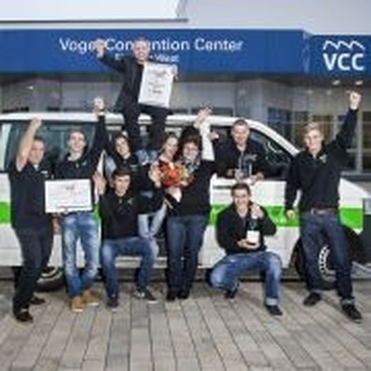 Simon Nowotni (oben) und sein Team freuen sich über den Deutschen Werkstattpreis 2014. Simon Nowotni (oben) und sein Team freuen sich über den Deutschen Werkstattpreis 2014.