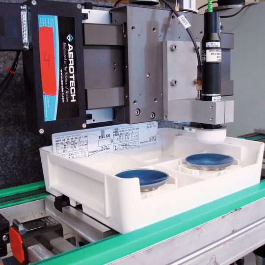 Mit diesem optischen Messsystem können gedrehte Kunststofflinsen auf ihre Oberflächenrauheit untersucht werden.