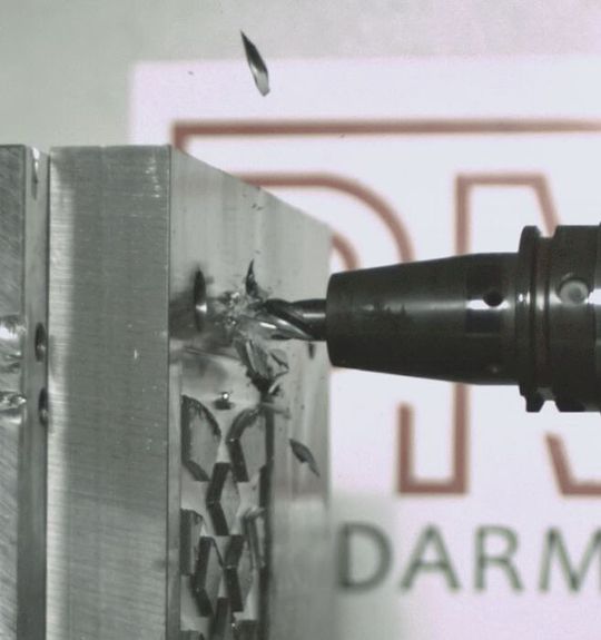 Das kann teuer werden: Crash einer Frässpindel mit dem Wekstück – Jakob Antriebstechnik liefert mit dem permanentmagnet-basierten System MS³ jetzt die effektive Schadensprävention. Das kann teuer werden: Crash einer Frässpindel mit dem Wekstück – Jakob Antriebstechnik liefert mit dem permanentmagnet-basierten System MS³ jetzt die effektive Schadensprävention.