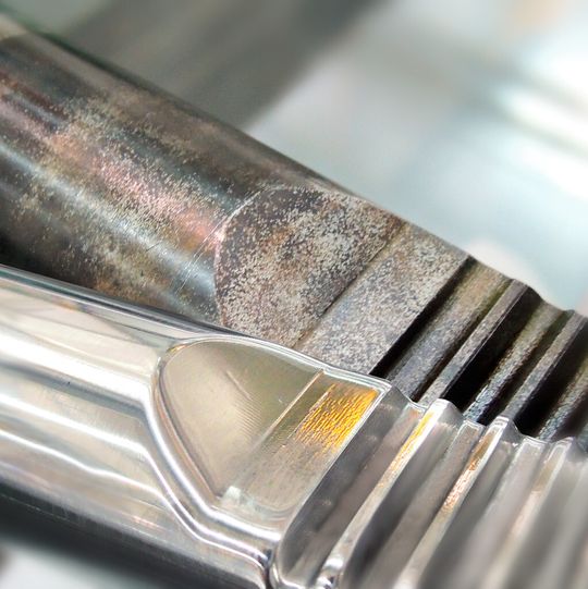 Bild 1: Lenkungszahnstange vor und nach dem Finishen.