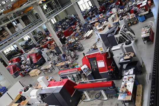 Blick in die Montagehalle: Hier werden die High-End-Maschinen des Schweizer Präzisions-WZM-Herstellers kundenorientiert montiert. Blick in die Montagehalle: Hier werden die High-End-Maschinen des Schweizer Präzisions-WZM-Herstellers kundenorientiert montiert.