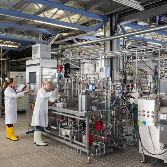 Melanie Marx und Patricia Meyer (v.l.) vom Lehrstuhl für Lebensmittelverfahrenstechnik führen einen Versuch zur Erhitzung von Milchkonzentrat durch.