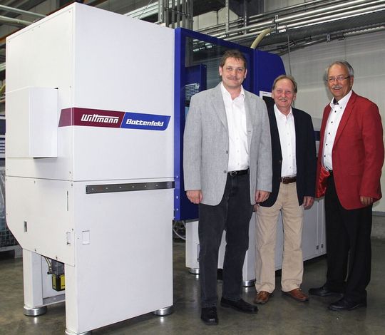 v.l.n.r.: Dipl.-Ing. Ingo Rüggeberg, Geschäftsführer und Ralf Dingerkus, Prokurist der Anton Tielke GmbH & Co. KG und Frank Höher, Vertrieb Wittmann Battenfeld vor der neu gelieferten EcoPower 55/130.