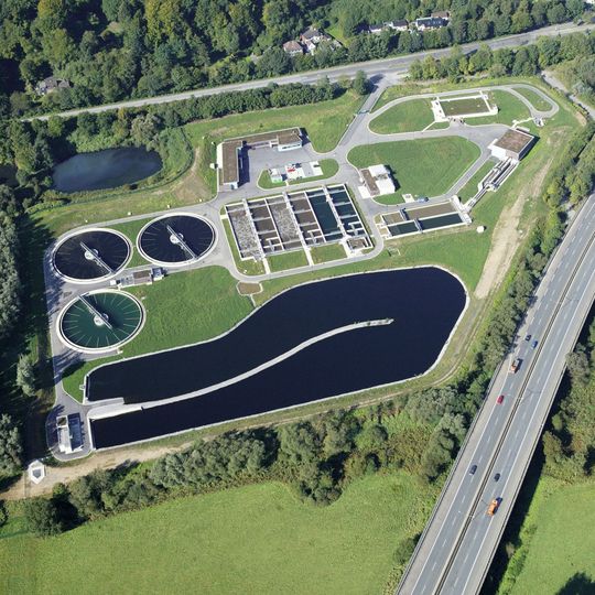 Die in Deutschland vorhandenen Anlagen für die öffentliche Wasserversorgung und Abwasserbehandlung verbrauchen zusammen 6,6 TWh elektrische Energie pro Jahr – ERWAS soll dazu beitragen, Energie massiv einzusparen. Die in Deutschland vorhandenen Anlagen für die öffentliche Wasserversorgung und Abwasserbehandlung verbrauchen zusammen 6,6 TWh elektrische Energie pro Jahr – ERWAS soll dazu beitragen, Energie massiv einzusparen.