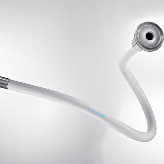 Nicht alle Schläuche sind in der Pharma- oder Chemie-Industrie zu gebrauchen. Die PTFE-Schlauchleitung mit glattem Liner und Druckträger mit siliconbeschichtetem Edelstahlgeflecht eignet sich besonders für Pharmaanwendungen. Die Triclamp-Armaturen sind beidseitig gebördelt.