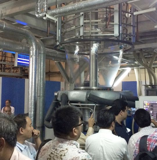 Der indonesische Blasfolienmarkt für Verpackungen boomt. Welche Herausforderungen damit verbunden sind und wie die hohen Bedarfe wirtschaftlich gedeckt werden können, zeigte der zweite Extrusioneers Summit von Reifenhäuser. Der indonesische Blasfolienmarkt für Verpackungen boomt. Welche Herausforderungen damit verbunden sind und wie die hohen Bedarfe wirtschaftlich gedeckt werden können, zeigte der zweite Extrusioneers Summit von Reifenhäuser.