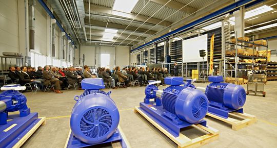 Bei einer Fachveranstaltung wurde die Green Factory Allgäu, eine energieautarke Produktionshalle der Müller Produktions GmbH in Ungerhausen, den Besuchern vorgestellt. Bei einer Fachveranstaltung wurde die Green Factory Allgäu, eine energieautarke Produktionshalle der Müller Produktions GmbH in Ungerhausen, den Besuchern vorgestellt.