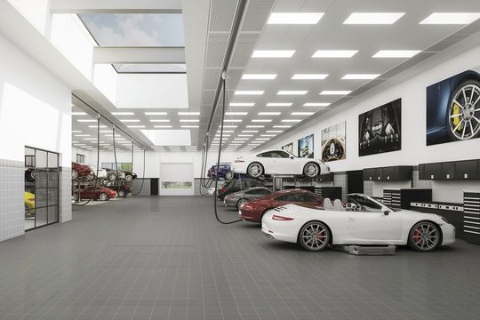 Eine Kombination aus Dachfenstern und LED-Panels bringt viel Licht in die Werkstatt vom Porsche-Zentrum Mannheim.