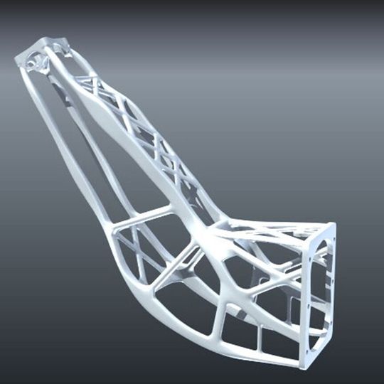 Mit rund 40 cm Länge ist die Antennenhalterung eines der längsten jemals im Pulverbett-Verfahren hergestellten Metall Bauteile. Derzeit wird die neue Halterung intensiven Tests unterzogen, um sie für den Einsatz im Weltall zu qualifizieren. Mit rund 40 cm Länge ist die Antennenhalterung eines der längsten jemals im Pulverbett-Verfahren hergestellten Metall Bauteile. Derzeit wird die neue Halterung intensiven Tests unterzogen, um sie für den Einsatz im Weltall zu qualifizieren.