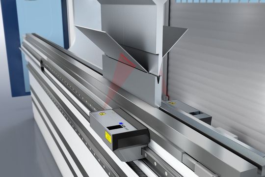 Völlig werkzeugunabhängig misst das neue System ACB Laser. Hier befindet sich vor und hinter der Biegelinie je eine Messstation, die automatisch an die richtige Stelle verfährt. Bei dem berührungslosen, optischen System projiziert ein Laser eine Linie auf das Blech und eine Kamera erfasst den Winkel. Völlig werkzeugunabhängig misst das neue System ACB Laser. Hier befindet sich vor und hinter der Biegelinie je eine Messstation, die automatisch an die richtige Stelle verfährt. Bei dem berührungslosen, optischen System projiziert ein Laser eine Linie auf das Blech und eine Kamera erfasst den Winkel.