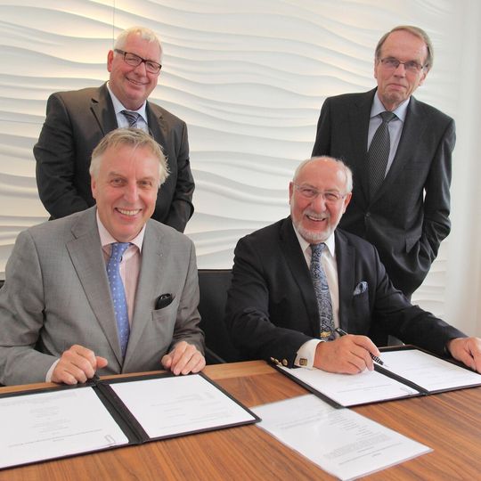 Vorne v.l.n.r.: Erich Staake, Vorsitzender des Vorstands, Duisburger Hafen AG, Heinz Schernikau, Vorsitzender des Vorstands, HMS Bergbau AG. Hinten v.l.n.r.: Volker Schmitz, Geschäftsführer, duisport agency GmbH, Dr. Hans-Dieter Harig, Vorsitzender des Aufsichtsrats, HMS Bergbau AG. Vorne v.l.n.r.: Erich Staake, Vorsitzender des Vorstands, Duisburger Hafen AG, Heinz Schernikau, Vorsitzender des Vorstands, HMS Bergbau AG. Hinten v.l.n.r.: Volker Schmitz, Geschäftsführer, duisport agency GmbH, Dr. Hans-Dieter Harig, Vorsitzender des Aufsichtsrats, HMS Bergbau AG.