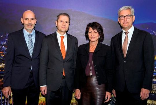 Stefan Ramseier (directeur du la boratoire de recherche d'ABB à Baden-Dättwil), Remo Lütolf (directeur d'ABB Suisse), Doris Leuthart, Conseillère fédérale et Ulrich Spiesshofer (CEO d'ABB) lors de la cérémonie d'ouverture du laboratoire (de gauche à droite). Stefan Ramseier (directeur du la boratoire de recherche d'ABB à Baden-Dättwil), Remo Lütolf (directeur d'ABB Suisse), Doris Leuthart, Conseillère fédérale et Ulrich Spiesshofer (CEO d'ABB) lors de la cérémonie d'ouverture du laboratoire (de gauche à droite).