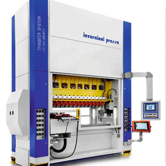 Eine Stufenpresse wie von Invernizzi Presse ist für die Herstellung umformtechnischer Bauteile zuständig.