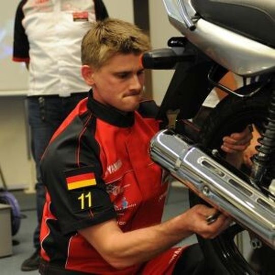 Benedikt Fuchs von Motorrad Völkl – konzentriert am Schrauben. Benedikt Fuchs von Motorrad Völkl – konzentriert am Schrauben.