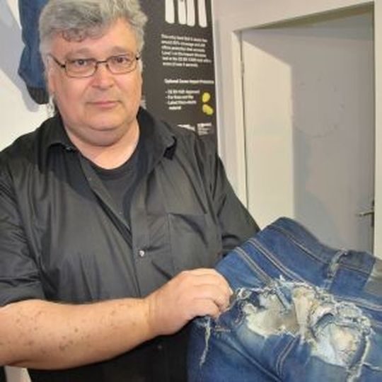 Andreas Harnisch zeigt die Nehmerqualitäten eine Bull-it-Jeans. Andreas Harnisch zeigt die Nehmerqualitäten eine Bull-it-Jeans.