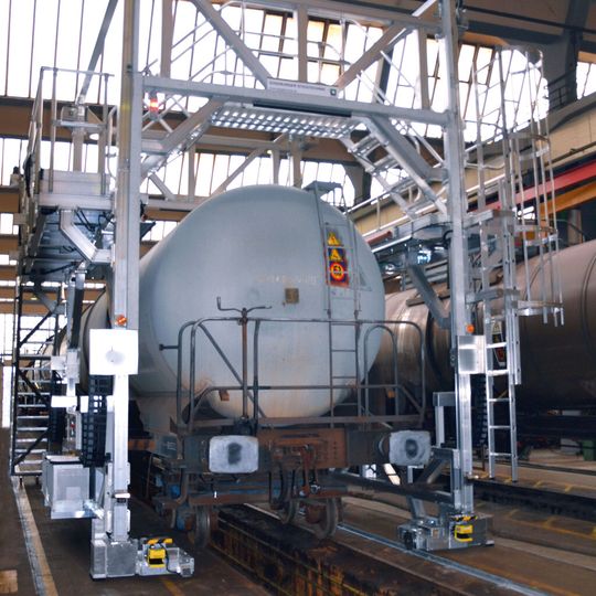 Mithilfe der neuen Arbeitsbühne kann das Wartungsteam von Alstom auf drei Wartungsgleisen gleichzeitig arbeiten. Und das sogar kabellos. Mithilfe der neuen Arbeitsbühne kann das Wartungsteam von Alstom auf drei Wartungsgleisen gleichzeitig arbeiten. Und das sogar kabellos.