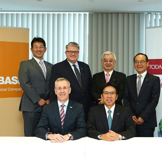 Vorne, von links: Dr. Joerg-Christian Steck, Representative Director & President of BASF Japan, Shigeru Takaragi, President, TODA KOGYO CORP. Hinten, von links: Takeshi Ohtsu, Vice President, Chemicals & Crop Protection, BASF Japan Ltd.; Ralf Meixner, Senior Vice President, Battery Materials, BASF; Tadashi Kubota, Chairman, TODA KOGYO CORP.; Yasuo Anno, Associate Senior Corporate Executive Officer, President of Toda Energy Materials Company, TODA KOGYO CORP. Vorne, von links: Dr. Joerg-Christian Steck, Representative Director & President of BASF Japan, Shigeru Takaragi, President, TODA KOGYO CORP. Hinten, von links: Takeshi Ohtsu, Vice President, Chemicals & Crop Protection, BASF Japan Ltd.; Ralf Meixner, Senior Vice President, Battery Materials, BASF; Tadashi Kubota, Chairman, TODA KOGYO CORP.; Yasuo Anno, Associate Senior Corporate Executive Officer, President of Toda Energy Materials Company, TODA KOGYO CORP.