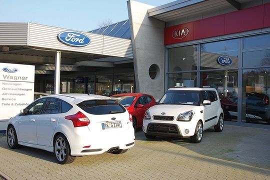 Die gelochte Betonplatte setzten die Planer als architektonisches Gestaltungselement ein. Sie grenzt die Markenwelten von Ford und Kia voneinander ab und gibt den Vordächern einen festen Halt.