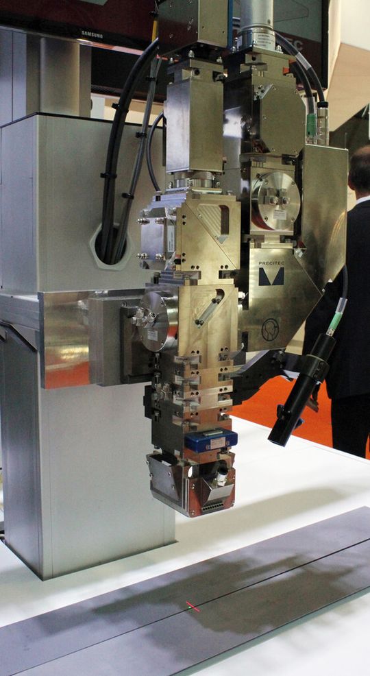 Laserschweißkopf YW52 mit gesteuerter Schweißposition und Schweißnahtbreite. Der integrierte Scantracker vermisst den Fügestoß quer und in Z-Richtung nur wenige Millimeter vor dem TCP koaxial durch die Schweißoptik. Laserschweißkopf YW52 mit gesteuerter Schweißposition und Schweißnahtbreite. Der integrierte Scantracker vermisst den Fügestoß quer und in Z-Richtung nur wenige Millimeter vor dem TCP koaxial durch die Schweißoptik.