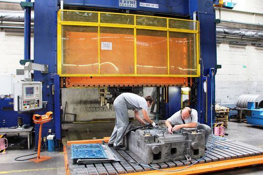 Facharbeiter installieren bei Gorenje Sensoren in das Werkzeug einer Umformmaschine, die Bauteile für Haushaltsgeräte presst. Facharbeiter installieren bei Gorenje Sensoren in das Werkzeug einer Umformmaschine, die Bauteile für Haushaltsgeräte presst.