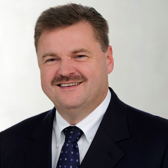Der promovierte Maschinenbau-Ingenieur und erfahrene Manager kommt von Mahle, wo er den Engineering-Dienstleister Mahle Powertrain zum Erfolg führte und die Entwicklung von Hybrid-Technologien vorantrieb. Der promovierte Maschinenbau-Ingenieur und erfahrene Manager kommt von Mahle, wo er den Engineering-Dienstleister Mahle Powertrain zum Erfolg führte und die Entwicklung von Hybrid-Technologien vorantrieb.