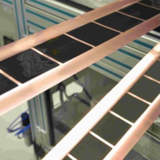 Intermittierende Beschichtung mit präzisen Kanten: Elektrodenfolienbeschichtung in Rekordgeschwindigkeit. Intermittierende Beschichtung mit präzisen Kanten: Elektrodenfolienbeschichtung in Rekordgeschwindigkeit.