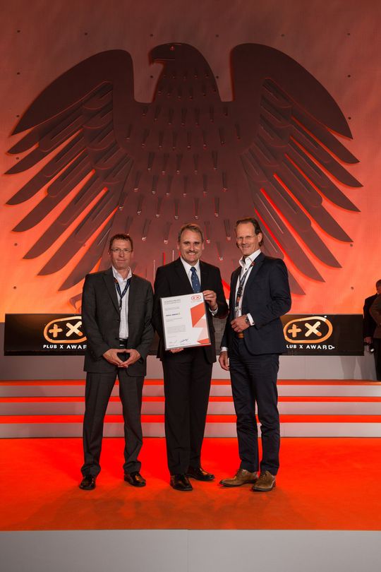 Der technische Leiter von Ziehl-Abegg, Dr. Walter Angelis (Mitte), nimmt die Auszeichnung bei der Award Night im früheren Bundestag in Bonn entgegen. Es gratulieren (links) Fachjournalist Detlev Knecht und Fachmagazinverleger Christopher Strobel (rechts). Der technische Leiter von Ziehl-Abegg, Dr. Walter Angelis (Mitte), nimmt die Auszeichnung bei der Award Night im früheren Bundestag in Bonn entgegen. Es gratulieren (links) Fachjournalist Detlev Knecht und Fachmagazinverleger Christopher Strobel (rechts).