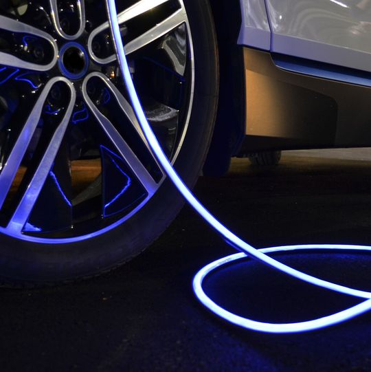Leoni hat ein neues Konzept für ein Ladekabel mit Leuchtfunktion entwickelt. Leoni hat ein neues Konzept für ein Ladekabel mit Leuchtfunktion entwickelt.