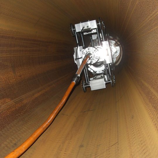 Der Inspektionsroboter im Rohrinnern: Bei einem Notfall lässt sich das Gerät am Kabel aus dem Rohr ziehen. Der Inspektionsroboter im Rohrinnern: Bei einem Notfall lässt sich das Gerät am Kabel aus dem Rohr ziehen.