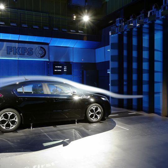 Die dritte Modernisierung des Windkanals der Uni Stuttgart kostete insgesamt 15 Millionen Euro und wurde von Daimler, Opel und MTS Systems Cooperation möglich gemacht. Die dritte Modernisierung des Windkanals der Uni Stuttgart kostete insgesamt 15 Millionen Euro und wurde von Daimler, Opel und MTS Systems Cooperation möglich gemacht.
