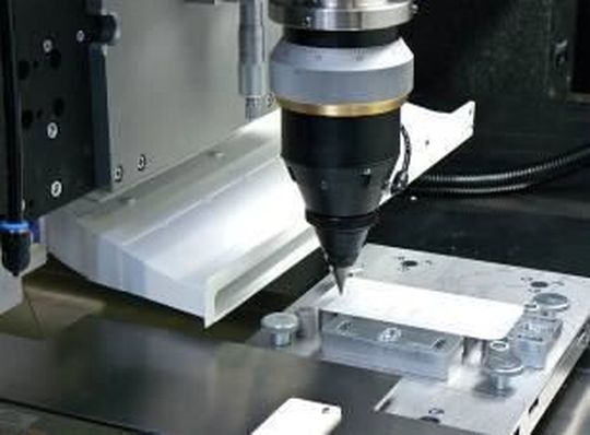 Thermisch oder kalt – je nach gewähltem Laserschneidprozess entstehen eine höherwertige weiße Schnittkante oder eine schwarze mit etwas geringerer Kantengüte.