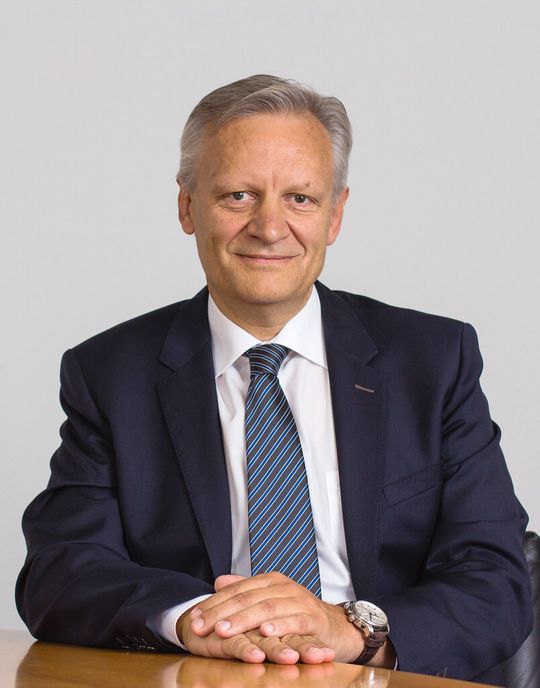 «Ob die Zukunft des Werkplatzes Schweiz weiterhin erfolgreich sein kann, wird massgebend vom Zugang der Schweizer Industrie auf den Europäischen Arbeitsmarkt abhängen.» Thomas Nägelin, Director Sales and Marketing/Member of the Executive Board «Ob die Zukunft des Werkplatzes Schweiz weiterhin erfolgreich sein kann, wird massgebend vom Zugang der Schweizer Industrie auf den Europäischen Arbeitsmarkt abhängen.» Thomas Nägelin, Director Sales and Marketing/Member of the Executive Board