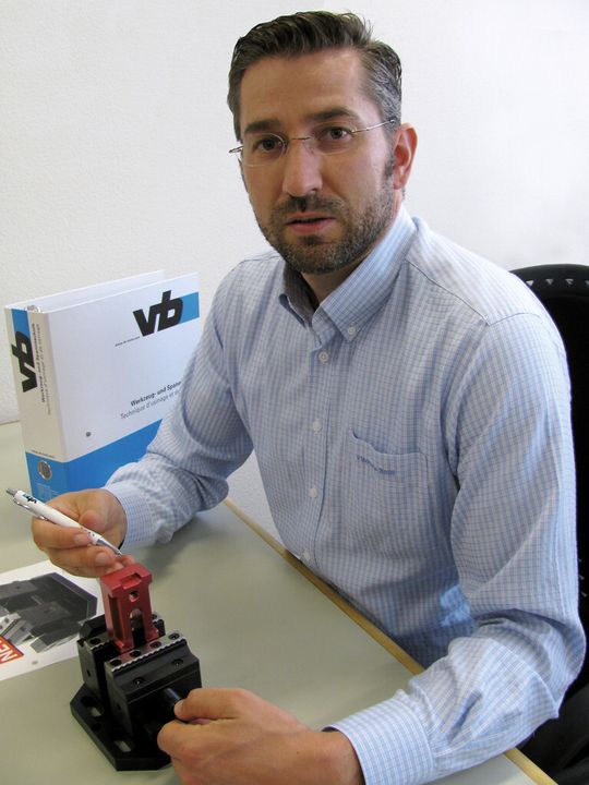 «Es ist aber wohl für alle produzierenden Betriebe unumgänglich, in entsprechende Automatisierungslösungen zu investieren.»Matthias Buholzer, Geschäftsleitung, Vischer & Bolli AG «Es ist aber wohl für alle produzierenden Betriebe unumgänglich, in entsprechende Automatisierungslösungen zu investieren.»Matthias Buholzer, Geschäftsleitung, Vischer & Bolli AG