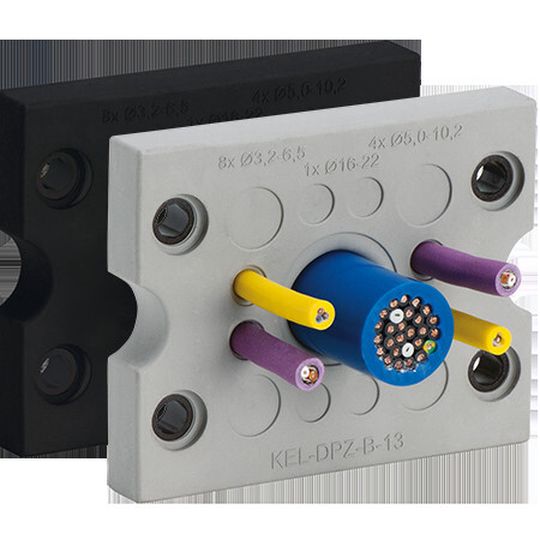 Die Kabeldurchführungsplatte KEL-DPZ-B hat eine Nutzfläche von 46 × 46 mm. Dort lassen sich bis zu 25 Leitungen oder auch Pneumatikschläuche abdichten sowie zugentlasten.
