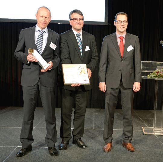 Vertreter von Gerresheimer Regensburg nahmen die Auszeichnung im Rahmen des 14. Internationalen Kolloquiums »Werkzeugbau mit Zukunft« am 4. November in Aachen entgegen. Vertreter von Gerresheimer Regensburg nahmen die Auszeichnung im Rahmen des 14. Internationalen Kolloquiums »Werkzeugbau mit Zukunft« am 4. November in Aachen entgegen.